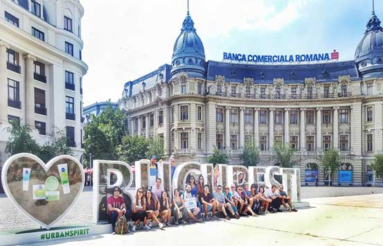 free-walking-tour-bucharest-group-tourists